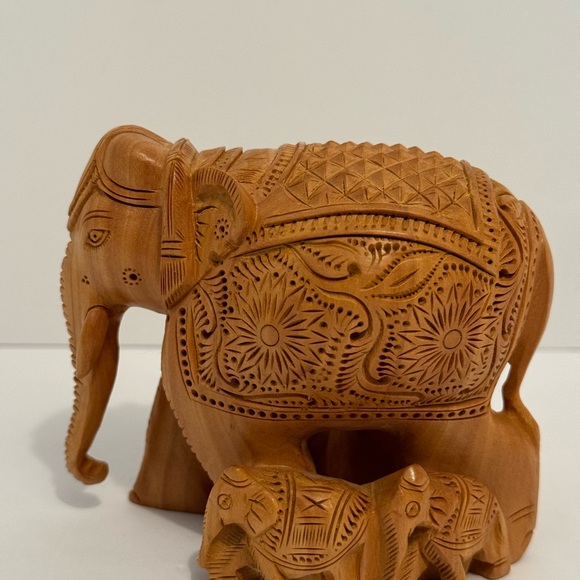 Engraved Brown Teak Wood Elephant Statue Hand Carved 4” Trunk Down With Tusk - Picture 9 of 9